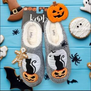 NEW Kooba Memory Foam Faux Fur Halloween Black Cat Sitting On Pumpkin Slippers
